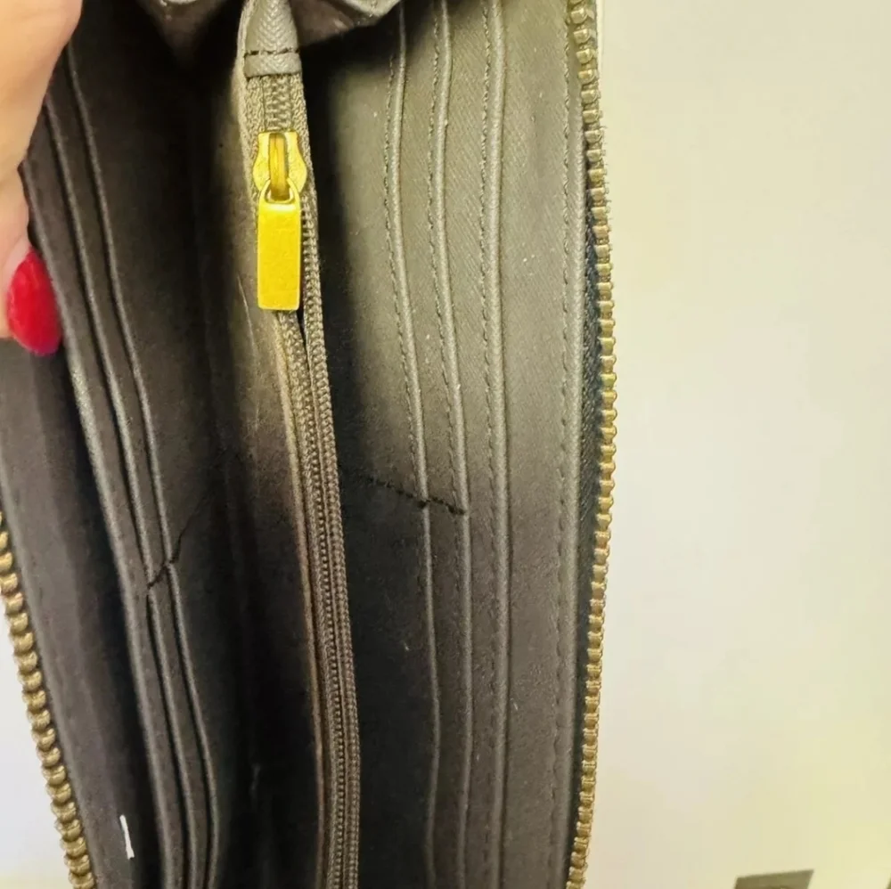 Fossil - Black and White Leather Zip Around Wallet